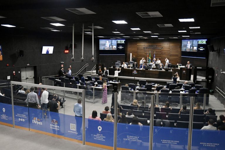 Sessão encerrada por falta de quórum A sessão foi encerrada por volta das 15h30 pelo presidente da Câmara, vereador Ticiano (PSD), por falta de quórum regimental para prosseguir com as votações. Os projetos relacionados voltam à pauta na quarta-feira.