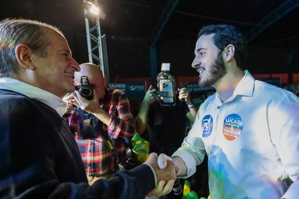 Multidão de 3 Mil Pessoas Aclama Chapa Sanches e Thiago Surfista (NOVO)