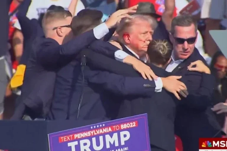 Comício de Donald Trump interrompido por sons de tiros. Pânico e correria tomam conta do evento. Suspeito detido e investigação em andamento. Saiba mais sobre o incidente e as implicações para a campanha.