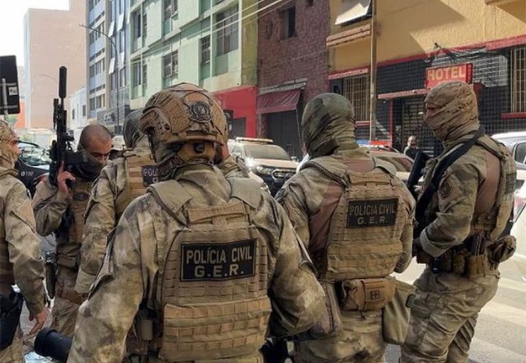 Imagem de guardas-civis metropolitanos em uniforme, realizando patrulhamento na região da Cracolândia.