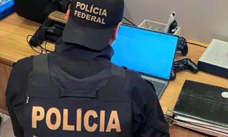 Policiais Federais cumprem mandados de busca e apreensão na Operação Maximus, que investiga venda de sentenças no Tocantins.