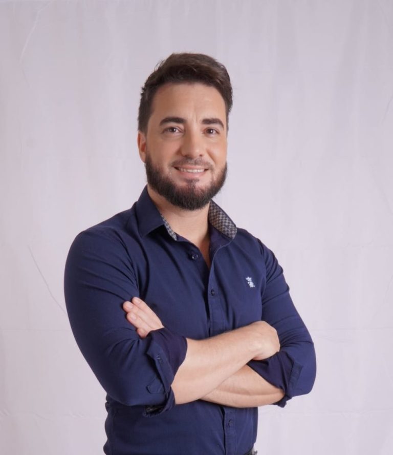 Retrato de Néfi Tales, ex-prefeito de Guarulhos, com um sorriso acolhedor.