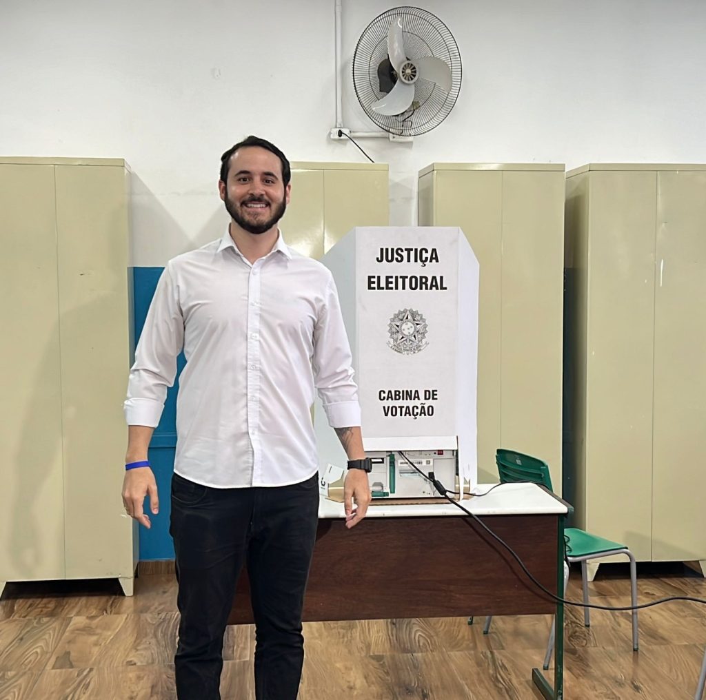 Lucas Sanches vota ao lado da noiva
