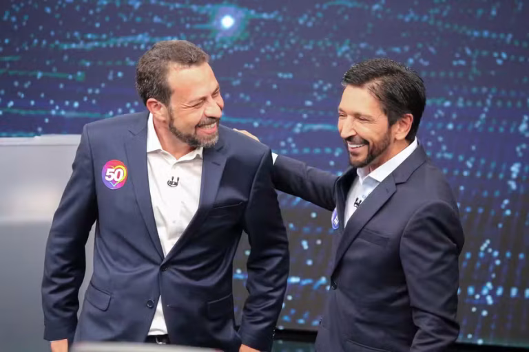 Debate entre Guilherme Boulos e Ricardo Nunes é marcado por provocações e termina com abraço