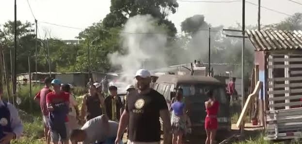 Moradores de Guarulhos protestam contra reintegração de posse e despejo de famílias