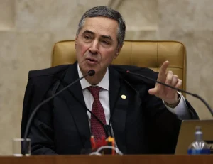 A medida, tomada nesta segunda-feira (9), visa aumentar a transparência nas ações policiais e reduzir casos de violência.