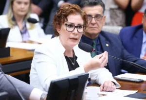 "TRE-SP cassa mandato de Carla Zambelli por 5 votos a 2: Entenda o caso de abuso de poder político e inelegibilidade por 8 anos" "TRE-SP cassa mandato de Carla Zambelli por 5 votos a 2: Entenda o caso de abuso de poder político e inelegibilidade por 8 anos"