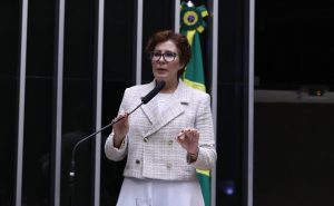 "TRE-SP cassa mandato de Carla Zambelli por 5 votos a 2: Entenda o caso de abuso de poder político e inelegibilidade por 8 anos"