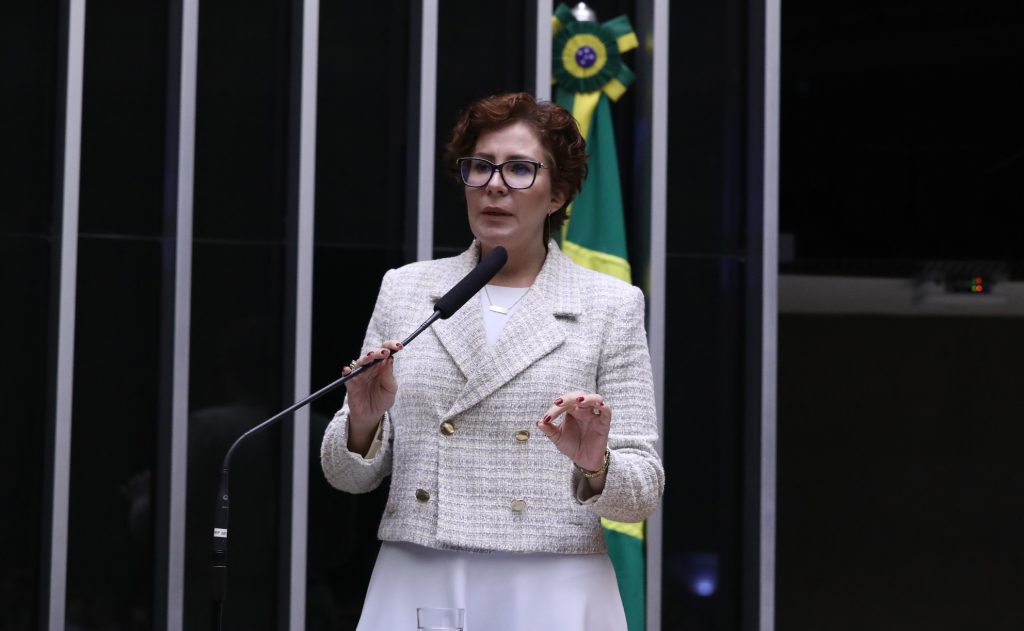 “TRE-SP cassa mandato de Carla Zambelli por 5 votos a 2: Entenda o caso de abuso de poder político e inelegibilidade por 8 anos”