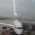 Avião Atingido por Raio em Guarulhos: Voo Atrasa Mais de 6 Horas