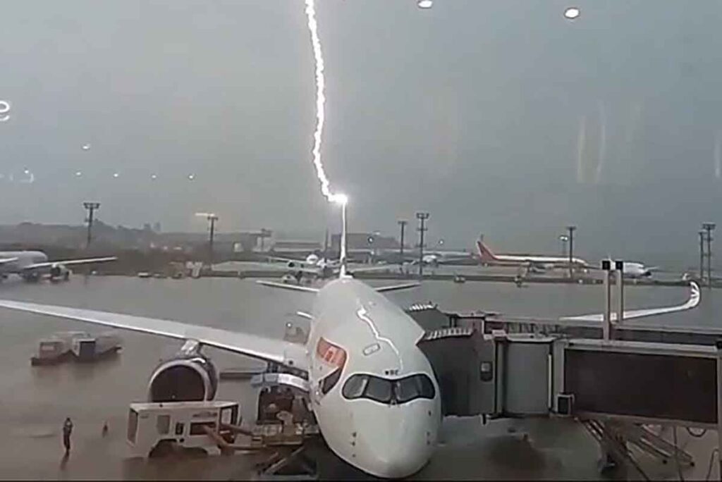 Avião Atingido por Raio em Guarulhos: Voo Atrasa Mais de 6 Horas