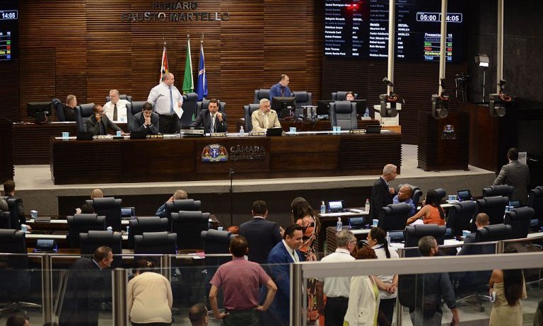 Dezenove projetos são deliberados e um é rejeitado pelos vereadores