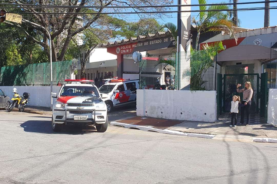 “Polícia prende dupla por roubo, porte ilegal de arma e corrupção de menores em Guarulhos”