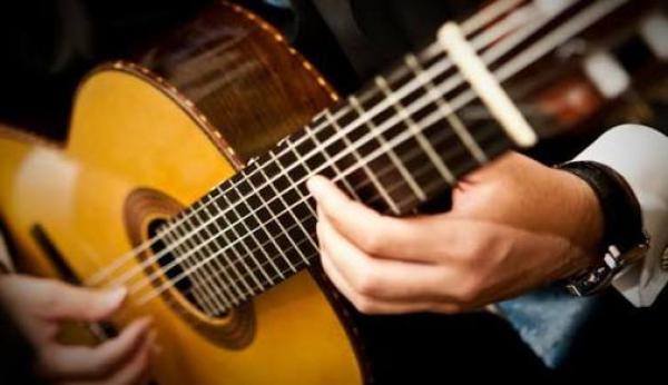 Prefeitura recebe inscrições de jovens para cursos de atendimento ao público, teatro, violão e canto