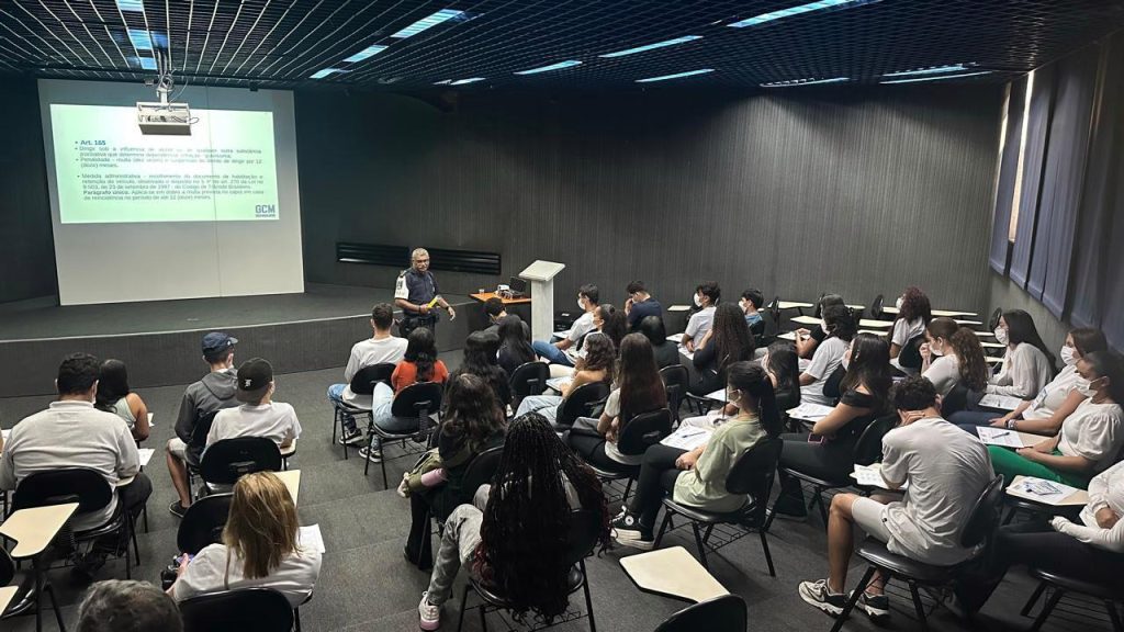 Prefeitura orienta estudantes sobre riscos do álcool e direção no programa P.A.R.T.Y.