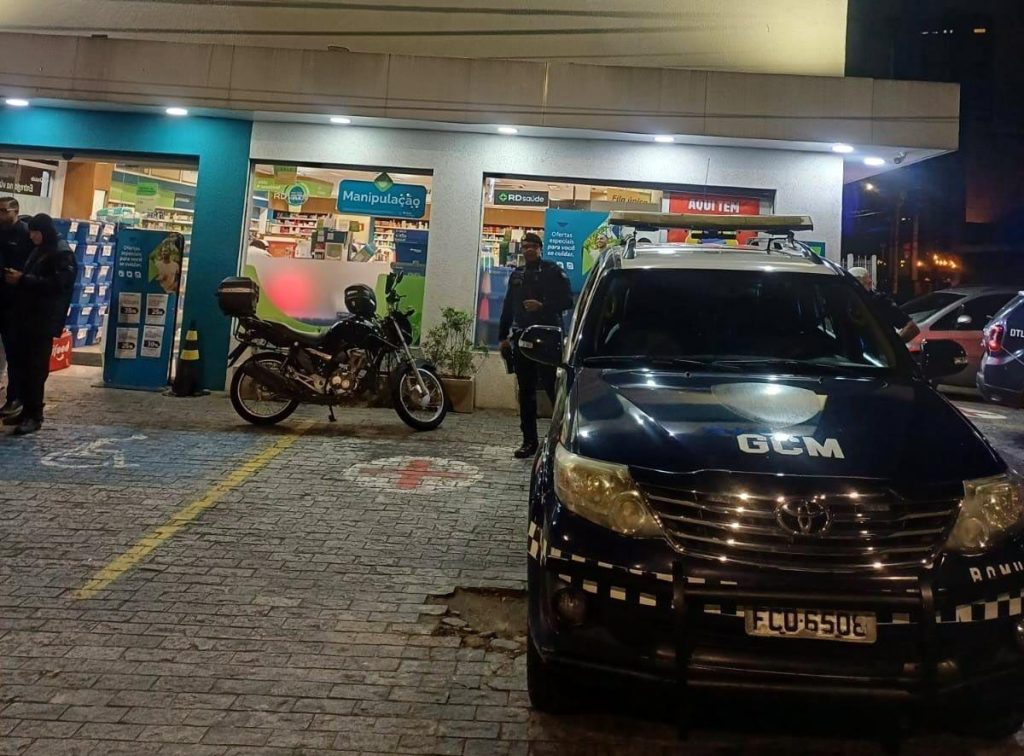 GCM e PM prendem dois homens por roubo a comércio no Centro