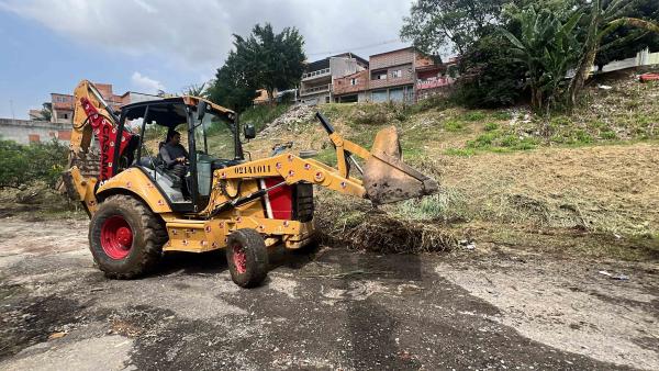 Prefeitura realiza o desassoreamento e roçagem de córrego no Jardim Ponte Alta