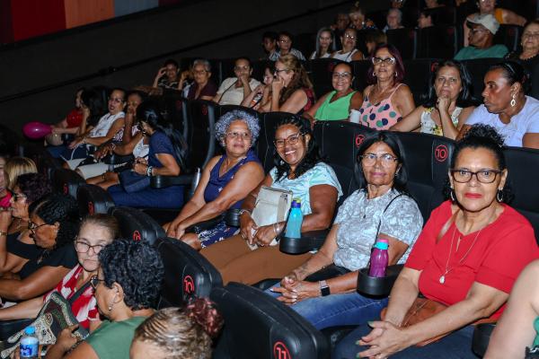 Prefeitura leva 250 idosos do projeto Movimento 60+ ao cinema 