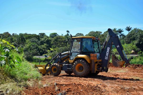 Retroescavadeira auxilia no trabalho de agricultores familiares de Guarulhos