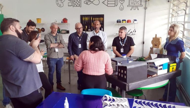 Prefeitura firma parcerias para seminário de robótica e tecnologias educacionais