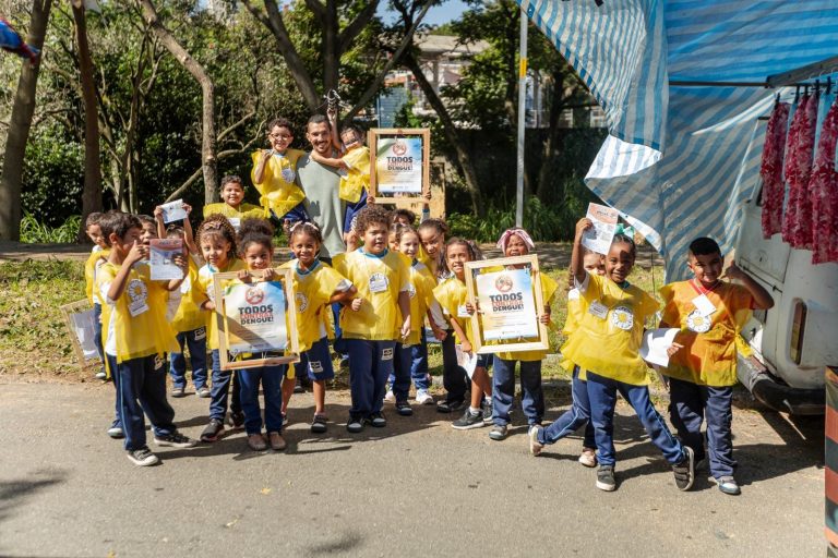 Alunos da EPG Margarida Maria fazem ação de conscientização e combate à dengue em feira livre