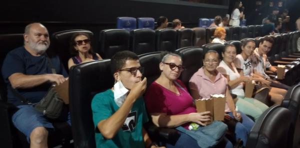 Prefeitura leva pessoas com deficiência para sessão gratuita de cinema em São Paulo