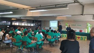 GCM apresenta palestra sobre violência doméstica e familiar contra a mulher a funcionários de empresa em Cumbica.