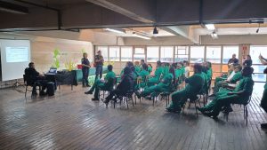 GCM apresenta palestra sobre violência doméstica e familiar contra a mulher a funcionários de empresa em Cumbica.