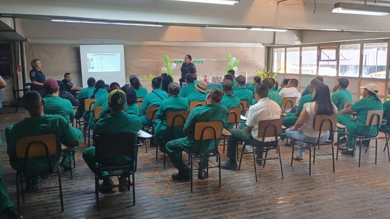 GCM apresenta palestra sobre violência doméstica e familiar contra a mulher a funcionários de empresa em Cumbica.