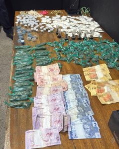 GCM prende três traficantes e apreende quase 5 kg de entorpecentes em ocorrências distintas.