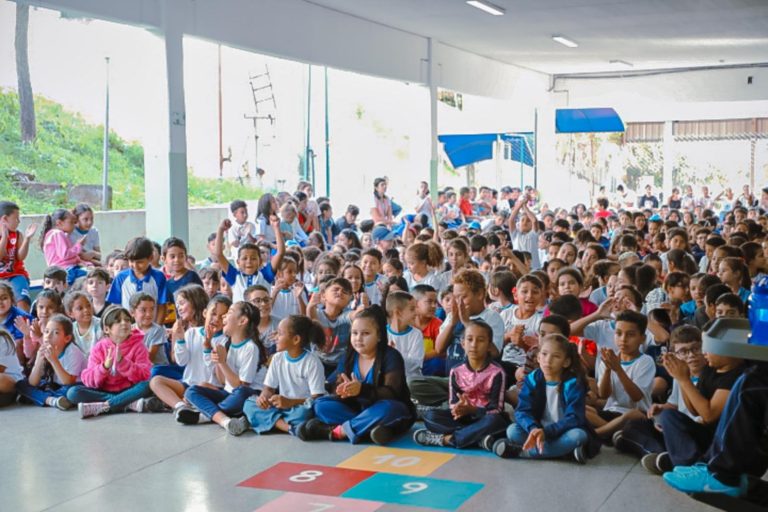 Palestra em escolas de Guarulhos alerta para riscos de soltar pipas na rede elétrica