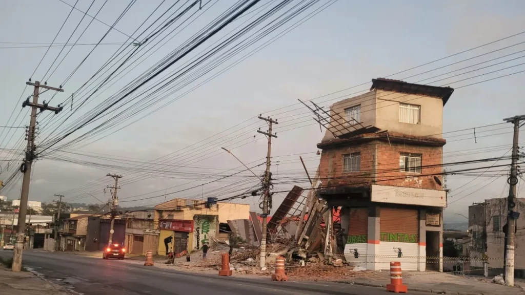 "Prédio de 3 andares desaba em Guarulhos e deixa 20 desalojados; não há feridos"
