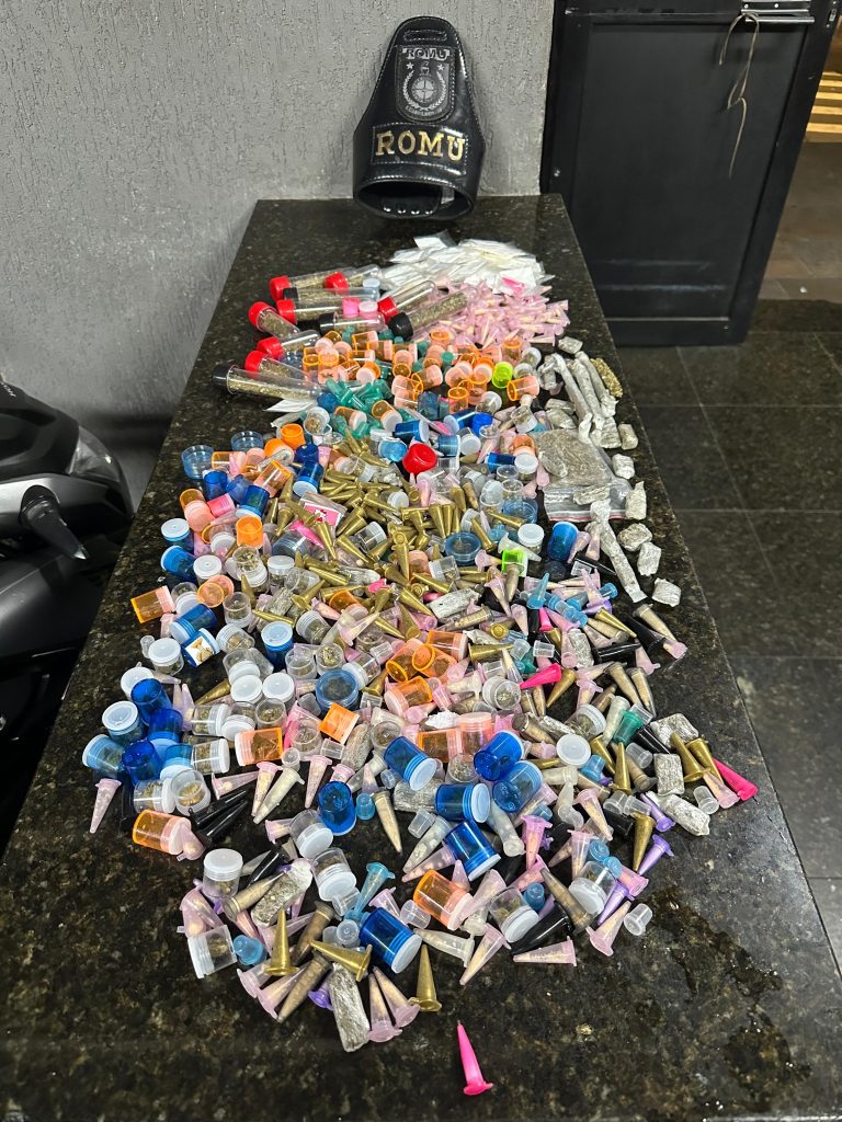 GCM prende traficante com 1,4 kg de entorpecentes na Vila Monteiro Lobato. Agentes da Ronda Ostensiva (Romu) da Guarda Civil Municipal (GCM) de Guarulhos prenderam na madrugada desta quinta-feira (22) um traficante com 1,4 kg de entorpecentes na Passagem Herval do Oeste, na Vila Monteiro Lobato. A equipe de policiamento municipal deparou com o criminoso carregando uma bolsa, cujo interior continha quase 900 embalagens de cocaína e maconha, além de 49 reais em dinheiro. As partes foram encaminhadas ao 1º Distrito Policial e o material submetido à perícia, que constatou 437 embalagens contendo cocaína e 450 com maconha, totalizando 1,4 kg de drogas. Diante disso, o delegado de plantão lavrou auto de prisão em flagrante para o acusado por tráfico de entorpecentes.