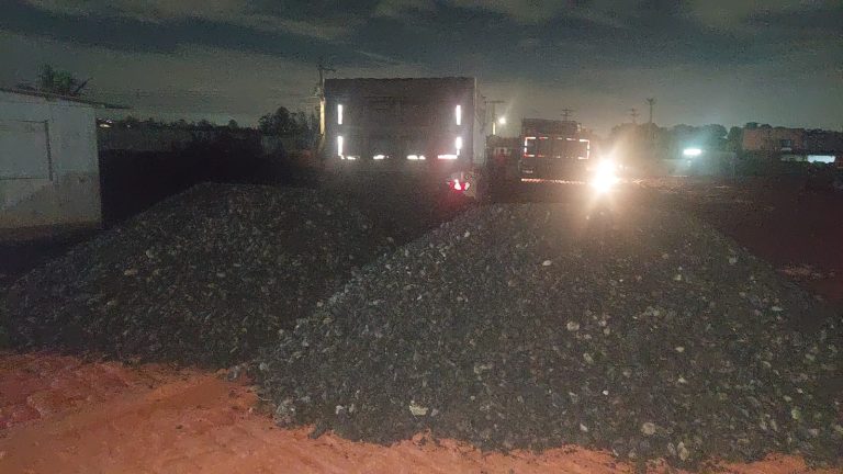 Ação conjunta da GCM e da SSP autua e apreende por infração ambiental dois caminhões na Vila Any.
