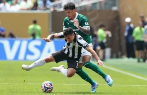 Prorrogação: Paulinho aproveitou uma jogada coletiva para definir a partida, garantindo a classificação do Verdão 
