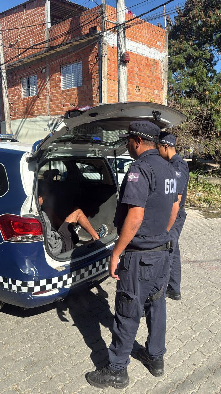 "GCM de Guarulhos prende traficante com 504 porções de drogas no Parque São Miguel | Ação rápida frustra comércio ilícito"