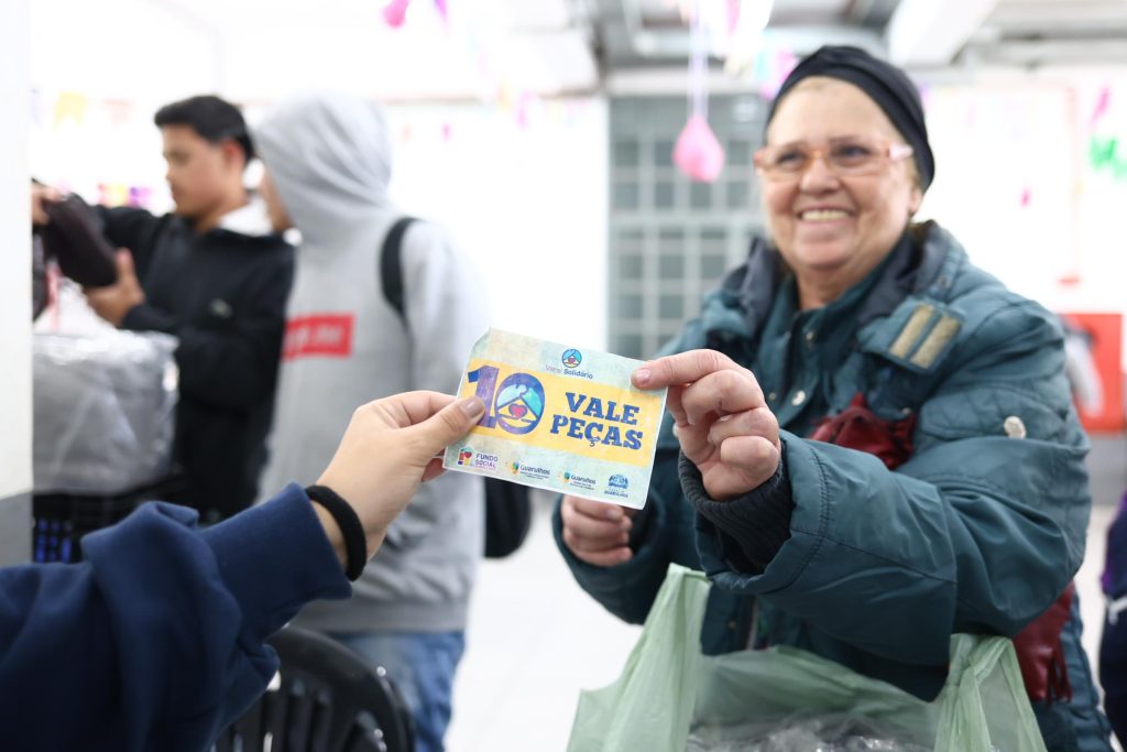 Fundo Social de Guarulhos distribui mais de 3 mil peças no primeiro Varal Solidário