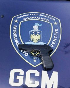 "Agentes da GCM de Guarulhos com simulacro de arma apreendido no Macedo"