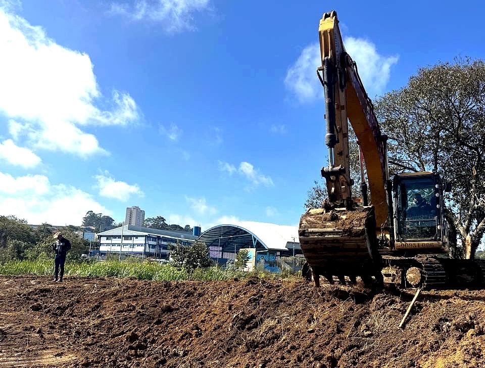 “Prefeitura de Guarulhos realiza desassoreamento do rio Guaraçu para evitar alagamentos | Ação no Bonsucesso”
