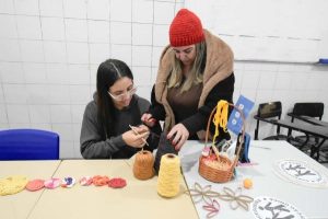 Alt text: "Mulheres com baixa visão em oficina de crochê na Subsecretaria de Acessibilidade de Guarulhos"