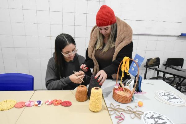 Alt text: "Mulheres com baixa visão em oficina de crochê na Subsecretaria de Acessibilidade de Guarulhos"