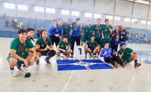 "Time de handebol de Guarulhos celebrando o tricampeonato em Lençóis Paulista"
