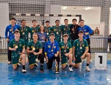 "Time de handebol de Guarulhos celebrando o tricampeonato em Lençóis Paulista"