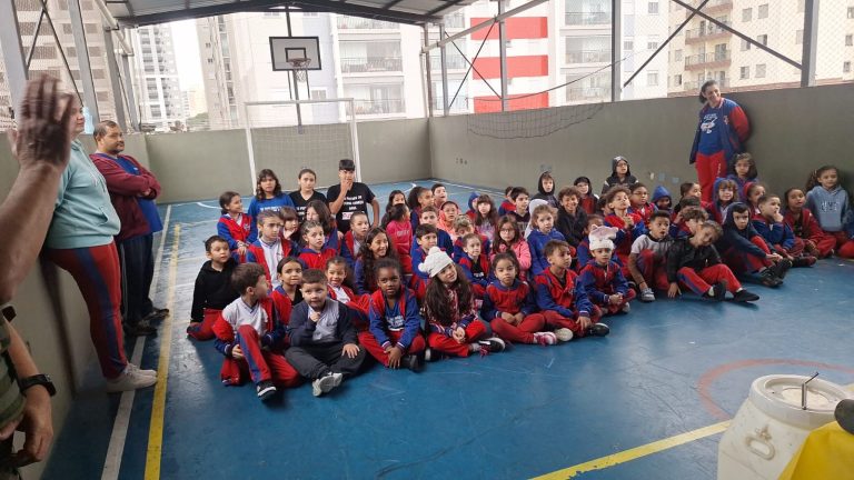 GCM trabalha nas escolas o tema da educação ambiental com crianças do ensino fundamental.