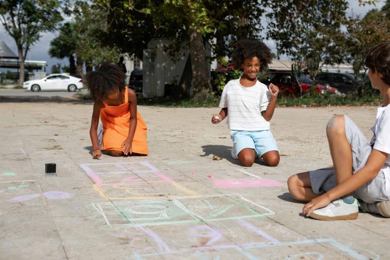 Virada Ambiental realiza oficina de brinquedos de chão e tintas naturais no Bosque Maia