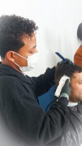 Prefeitura oferece gratuitamente serviços de barbearia para pessoas em situação de rua