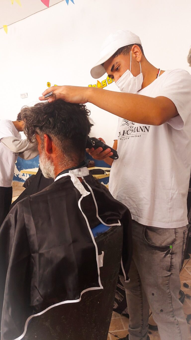 Prefeitura oferece gratuitamente serviços de barbearia para pessoas em situação de rua