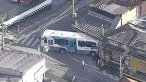 Ônibus Invade Imóveis no Centro de Guarulhos e Motorista Morre: Rua Barão de Mauá, 100
