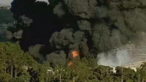 Incêndio de Grande Porte Atinge Indústria em Guarulhos