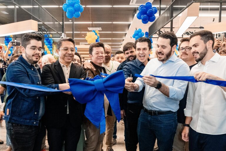 Abertura do novo X Supermercados mobiliza multidão de consumidores no Cocaia